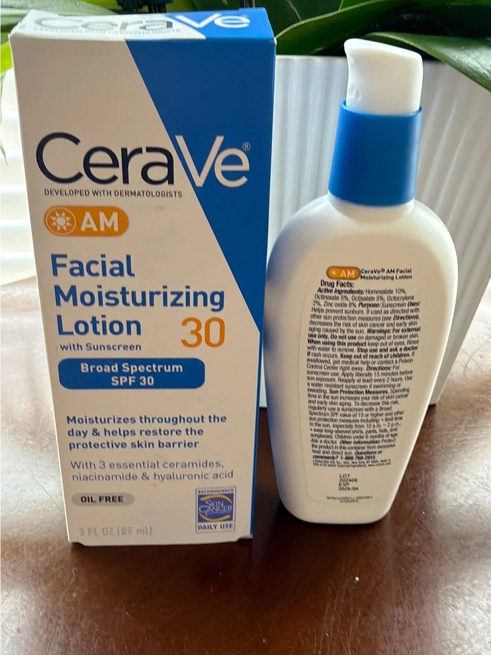 rave Facial Moisturizing Lotion SPF 30 - White & Blue